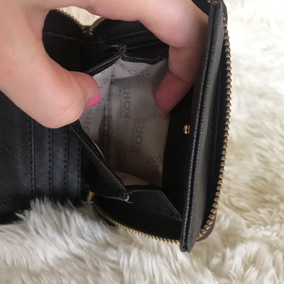 SOLD Michael Kors Jet Set Wallet - Picture 9 of 9